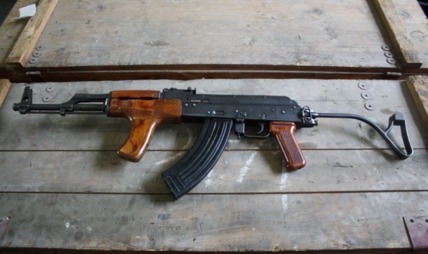 Kalaşnikovu olan şəxsin məhkəməsi başlayır