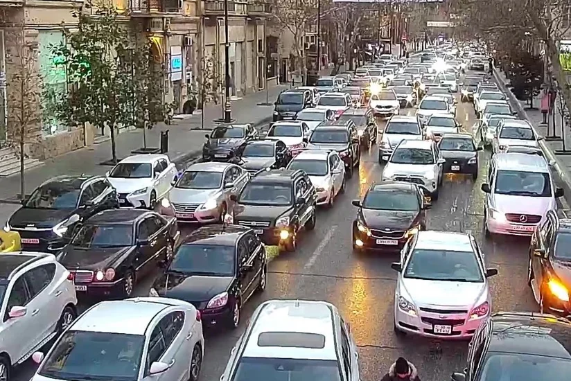 Bakıda 14 istiqamətdə tıxac yaranıb - SİYAHI