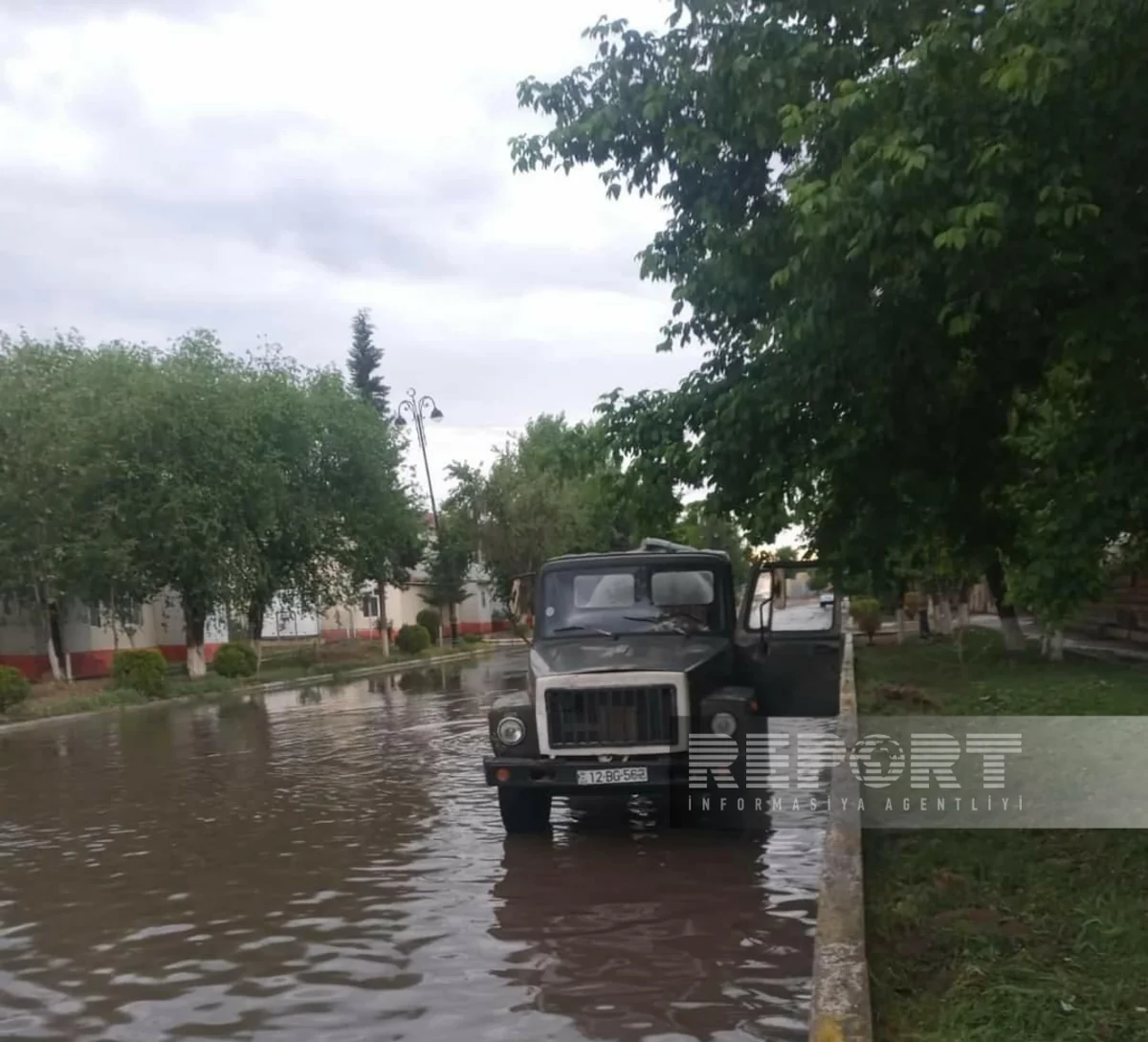 Biləsuvarda leysan və külək bir sıra fəsadlar törədib