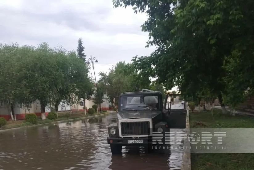 Biləsuvarda leysan və külək bir sıra fəsadlar törədib