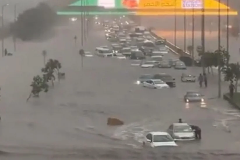 Экстренные службы ликвидируют последствия наводнения в Саудовской Аравии