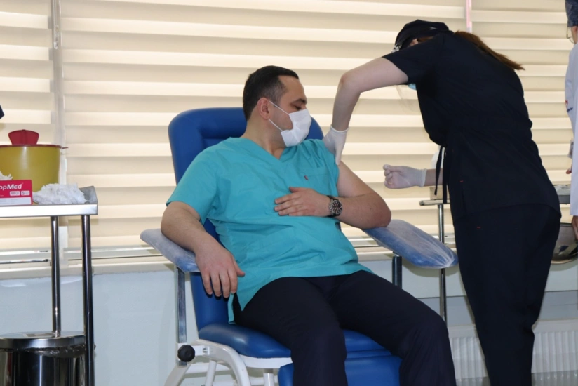 Ramin Bayramlı və Zaur Əliyev COVID-19 peyvəndinin ikinci dozasını vurdurub - YENİLƏNİB