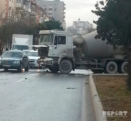 Bakıda betonqarışdıran maşın avtobusa çırpılıb, xəsarət alanlar var