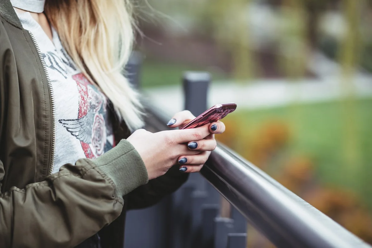 Azərbaycanda mobil telefondan istifadə edən qadınların sayı açıqlandı