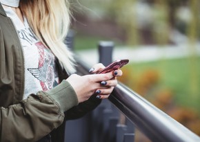 Azərbaycanda mobil telefondan istifadə edən qadınların sayı açıqlandı