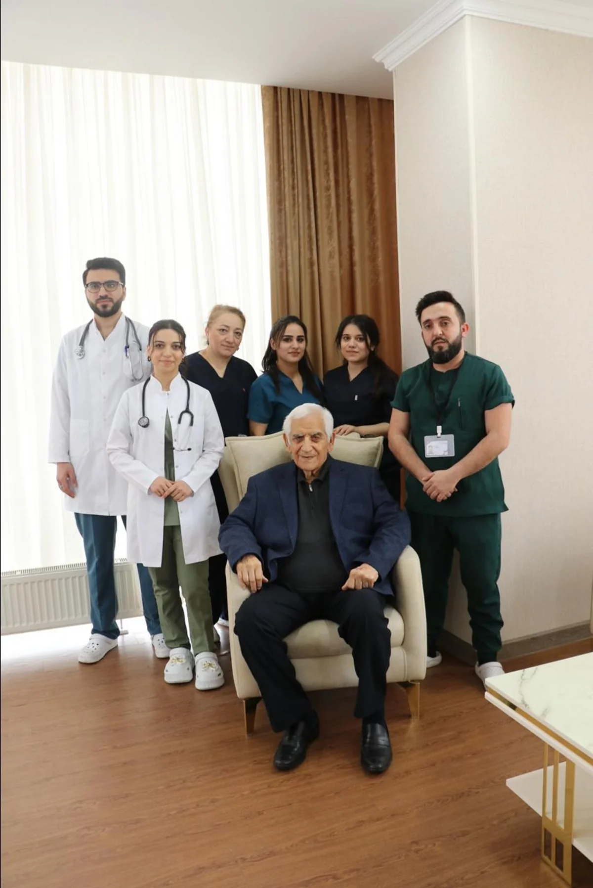 Ürəyindən əməliyyat olunan Xalq şairi Nəriman Həsənzadə evə buraxılıb