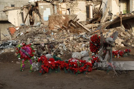 Foreign journalists visit sites of rocket attacks in Ganja
