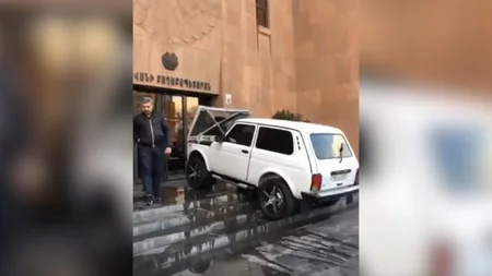 В Ереване мужчина в знак протеста попытался поджечь свою машину на лестнице здания мэрии - ФОТО - ВИДЕО