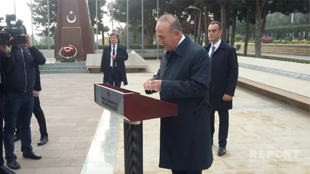 Mövlud Çavuşoğlu Fəxri xiyabanı və Şəhidlər xiyabanını ziyarət edib - FOTO