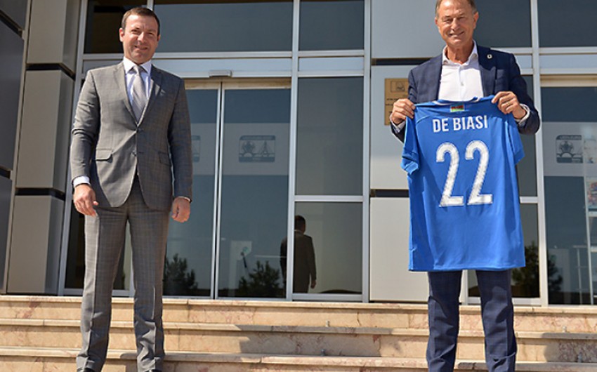 Elxan Məmmədov və De Byazi Neftçi - Qarabağ oyununu izləyir