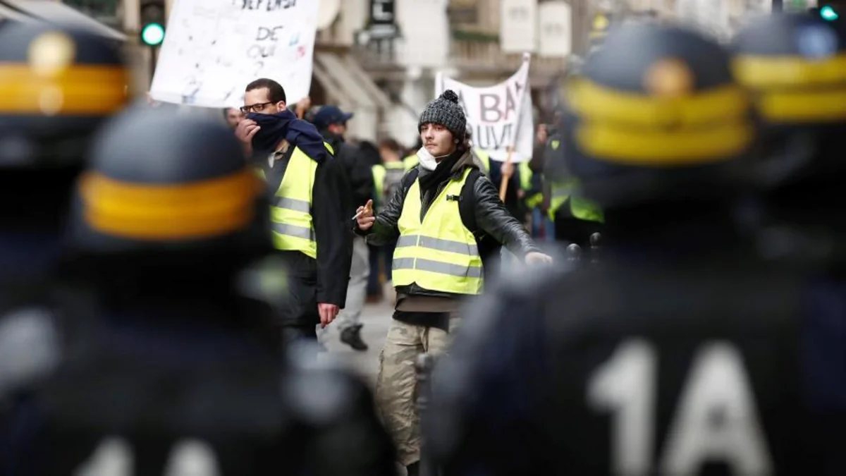 Число задержанных в ходе протестов жёлтых жилетов во Франции возросло до 220  - ОБНОВЛЕНО
