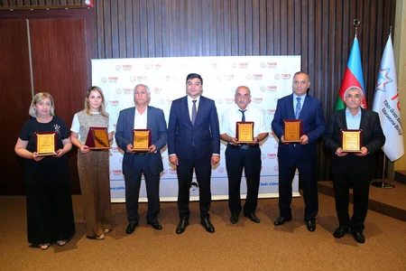 Prezidentin sərəncamı ilə təltif edilən tibb işçilərinə mükafatlar təqdim olunub
