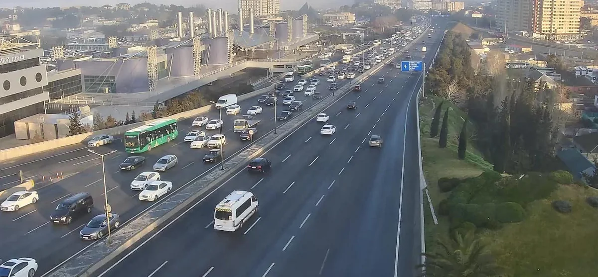 Bakının bir çox yollarında tıxac müşahidə edilir