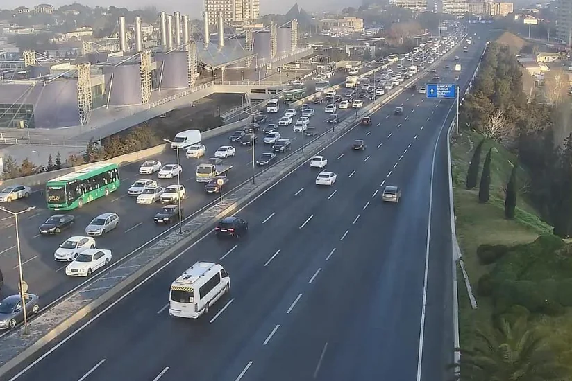 Bakının bir çox yollarında tıxac müşahidə edilir
