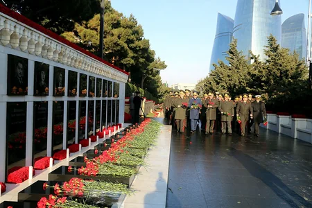 Müdafiə Nazirliyinin şəxsi heyəti Şəhidlər Xiyabanını ziyarət edib