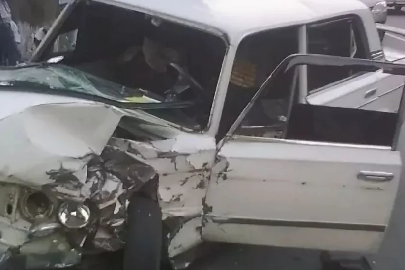 Şəmkirdə sürücü sükan arxasında yataraq qəza törədib