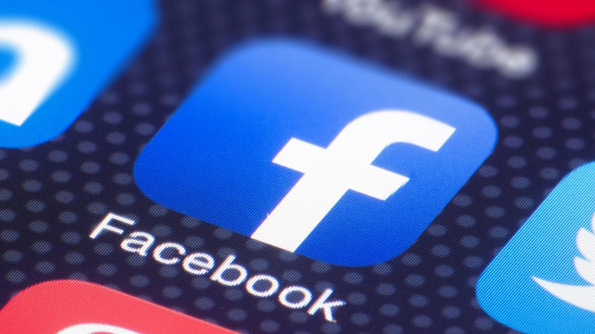В Facebook назвали причину сбоя в работе своих приложений