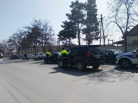 Polis sürücülərə tibbi spirt, maska və əlcək payladı