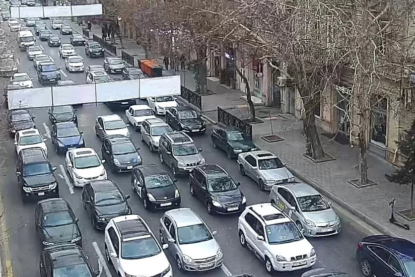 Bakının bir sıra yollarında tıxac yaranıb