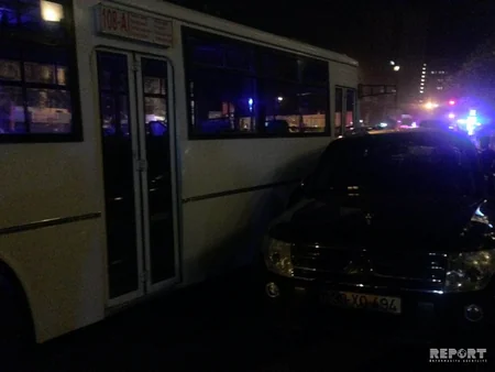 Bakıda sərnişin avtobusu qəza törədib - FOTO