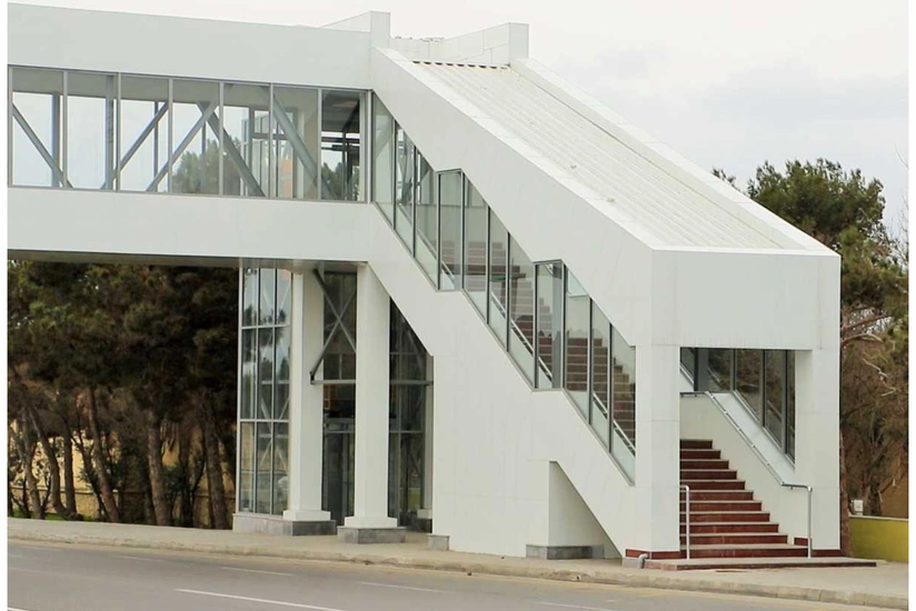 Bakıda daha bir yerüstü piyada keçidinin inşası yekunlaşıb