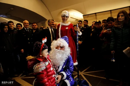 Bakı metrosunda Şaxta Baba və Qar Qız uşaqlara hədiyyə paylayır