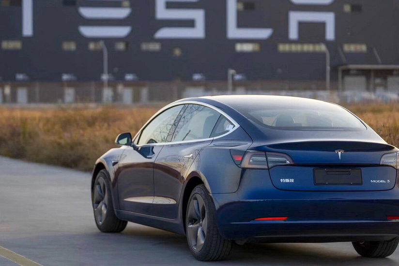 Tesla 475 min avtomobilini geri çağırır