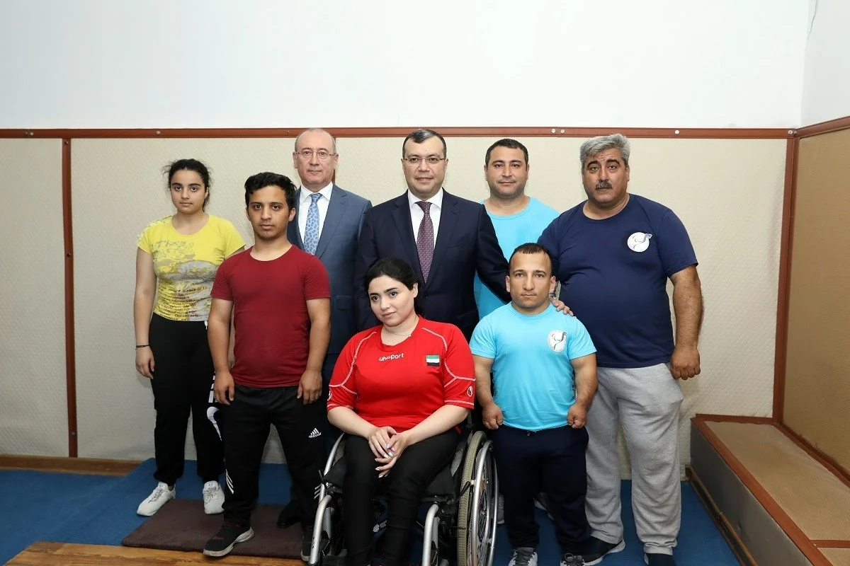 Nazir sağlamlıq imkanları məhdud uşaqlarla görüşüb