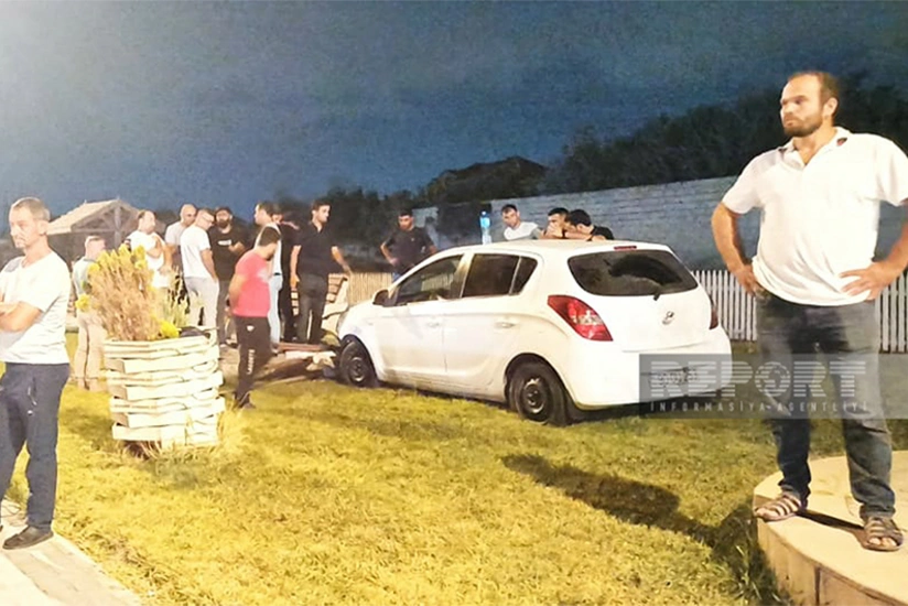 Sumqayıtda avtomobil yol kənarındakı obyektə çırpılıb, infrastruktura ciddi ziyan dəyib