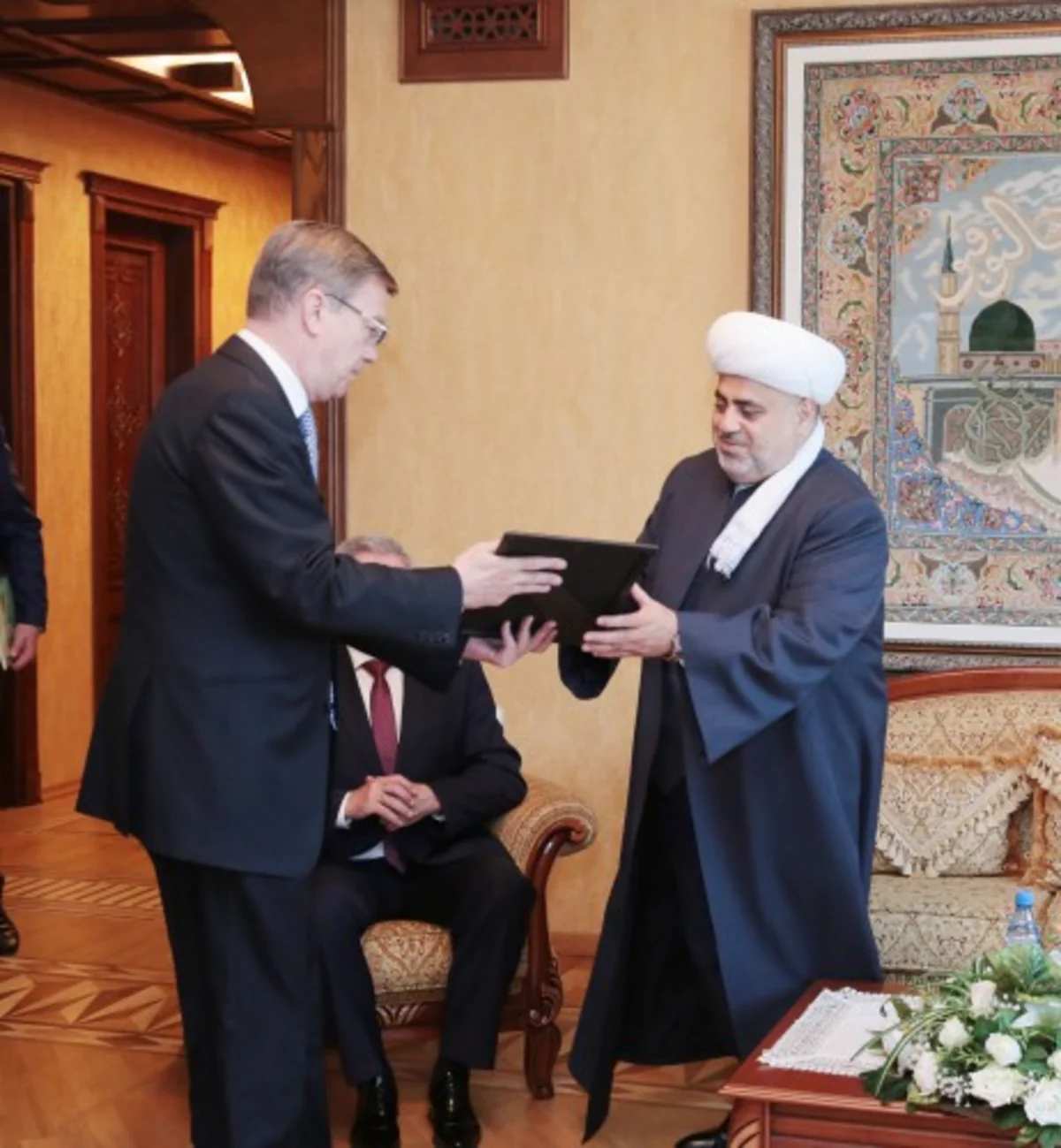 Allahşükür Paşazadəyə Rusiya prezidentinin təşəkkürnaməsi təqdim edilib
