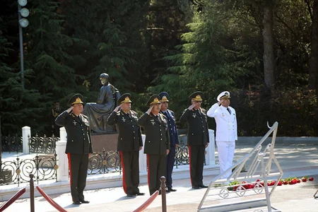 Руководство Минобороны посетило Аллею почетного захоронения и Аллею шехидов
