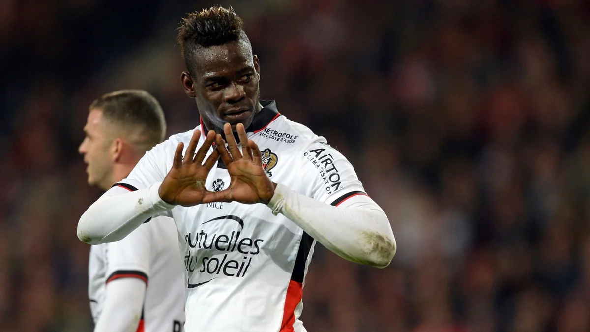 Mario Balotelli hava limanında metal detektorunu diz üstə sürüşərək keçib