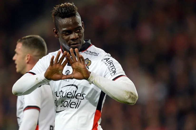 Mario Balotelli hava limanında metal detektorunu diz üstə sürüşərək keçib