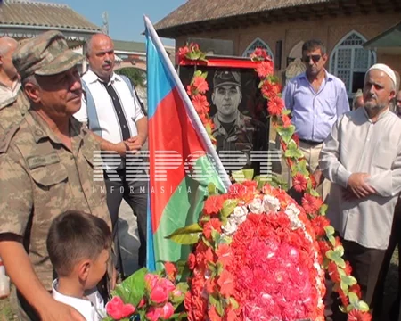 Şəhid baş leytenantın medalı oğluna təqdim olunub - FOTO