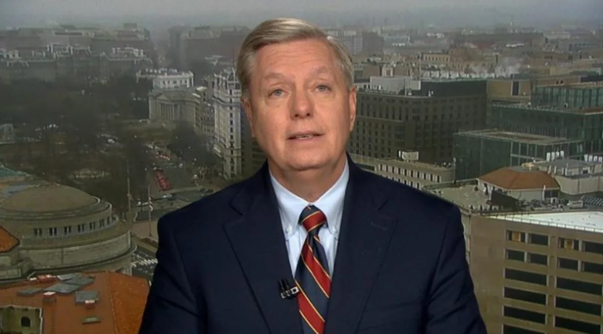 Amerikalı senator Trampı qoşunları Suriyadan tam çığarmamağa çağırıb