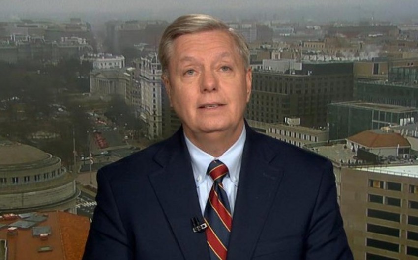 Amerikalı senator Trampı qoşunları Suriyadan tam çığarmamağa çağırıb