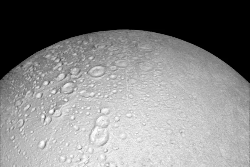 ​NASA опубликовало первые снимки северного полюса Сатурна