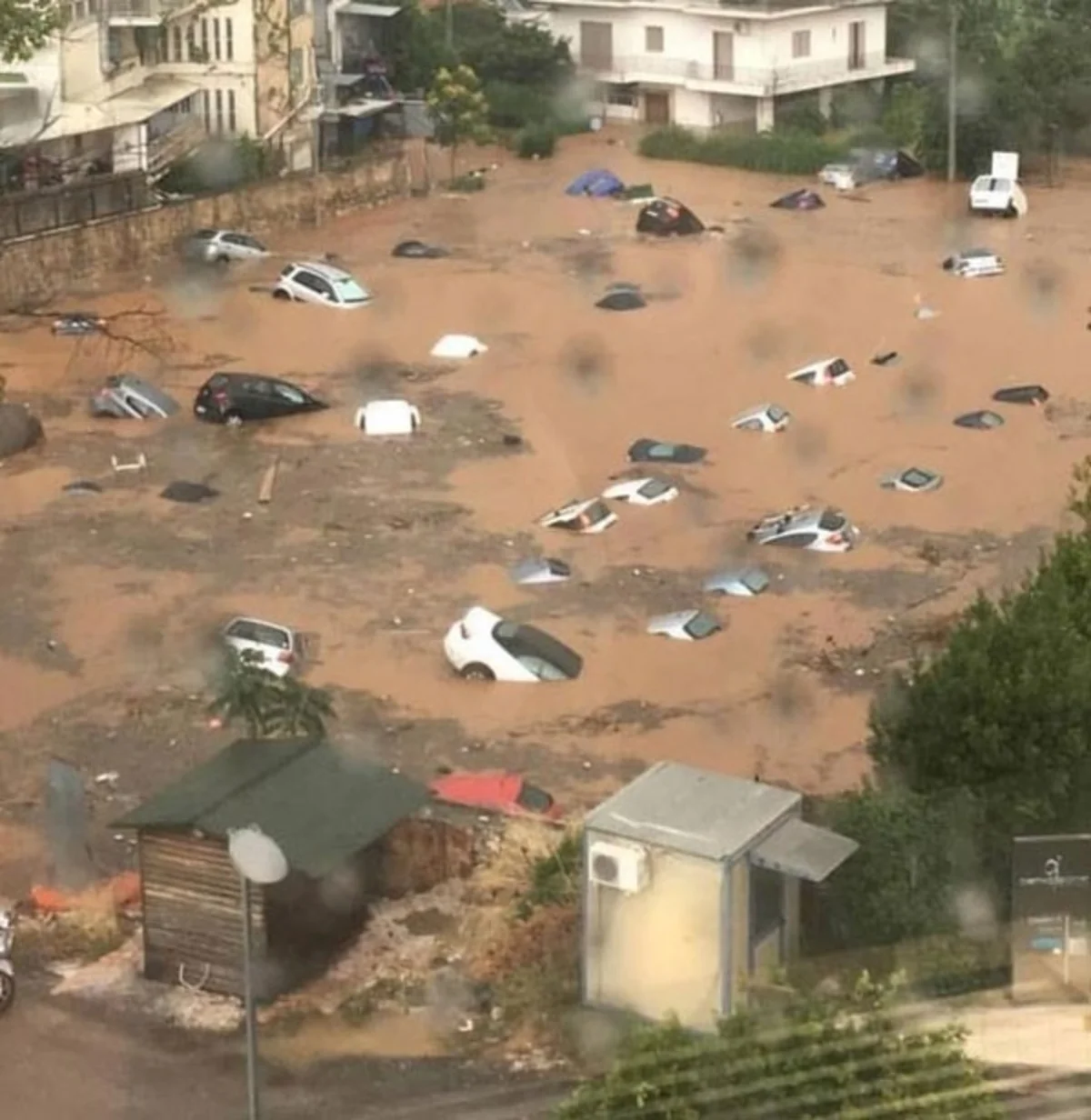 Yunanıstanda bir rayonu sel basıb