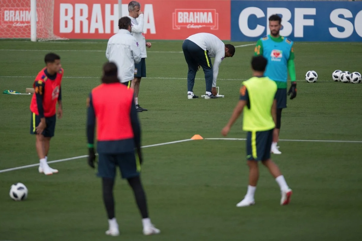 Braziliya millisinin düşərgəsinə dron buraxılıb