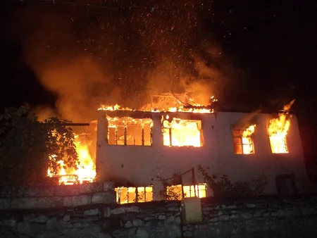 Qubada çöpçünün 2 mərtəbəli evi yanaraq kül oldu - FOTO