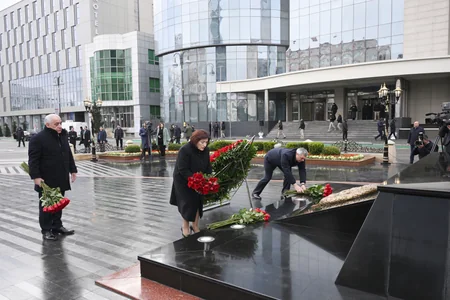 Dövlət və hökumət rəsmiləri Xocalı soyqırımı abidəsini ziyarət ediblər