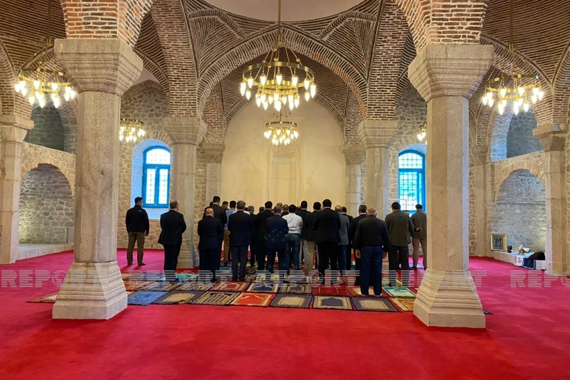 Türkiyə və Pakistan parlamentlərinin sədrləri Şuşa məscidində namaz qılıblar