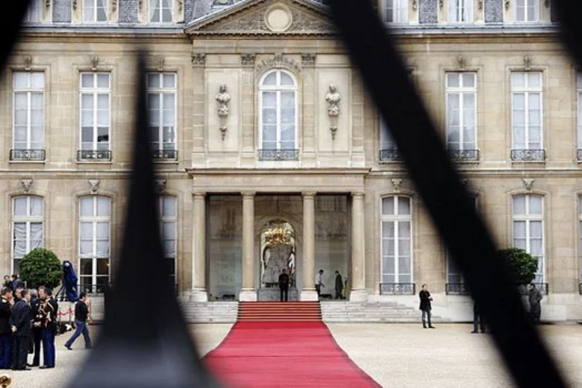 Environmentalists detained in front of Elysee Palace while trying to protest