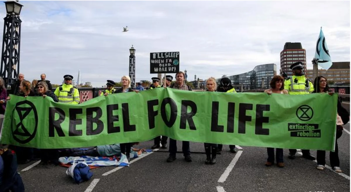 Londonda ekoloji hərəkatın 100-dən çox tərəfdarı saxlanılıb