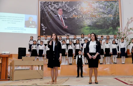 Bakıda məktəbdə Heydər Əliyevin barelyefinin açılışı olub