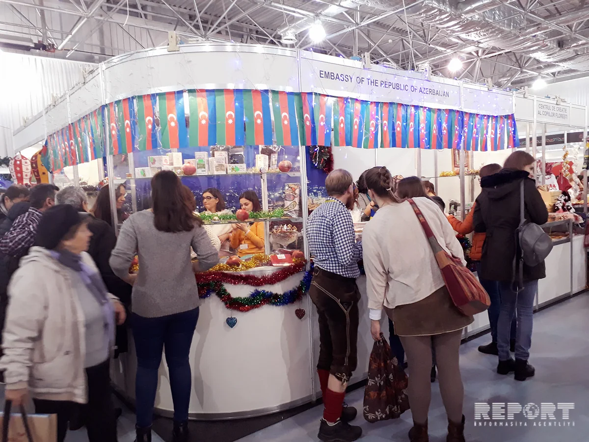 Moldovan president visits Azerbaijani stand at Christmas Charity Fair