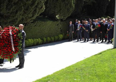 Azərbaycan Həmkarlar İttifaqları Konfederasiyasının kollektivi Ulu Öndər Heydər Əliyevin məzarını ziyarət edib