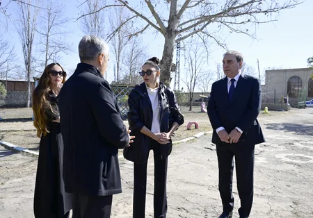 Mehriban Əliyeva Gəncə şəhər 37 nömrəli tam orta məktəbdə aparılan təmir-bərpa işləri ilə tanış olub