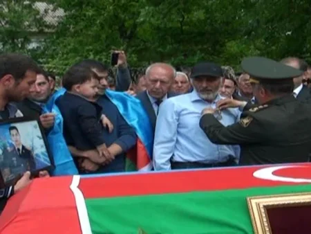 “İgidliyə görə” medalı şəhid zabitin ailəsinə təqdim edilib - FOTO