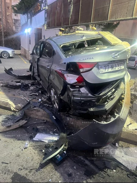 Bakıda nəqliyyat vasitəsinin vurduğu avtomobil polis bölməsinin divarına çırpılıb - VİDEO